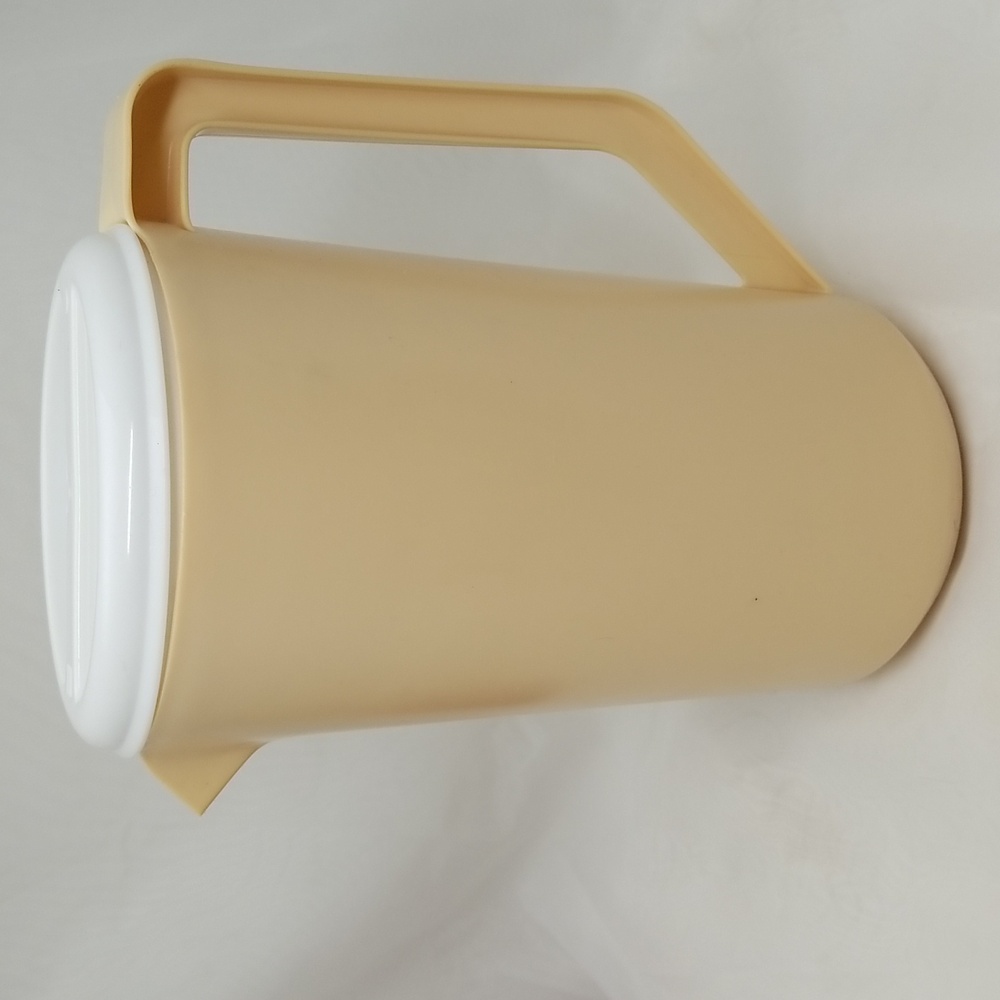 Vintage Rubbermaid Plastic Pitcher - Picture 11 of 14